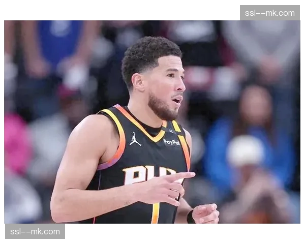 太阳大胜马刺，德文·布克高效砍下35分