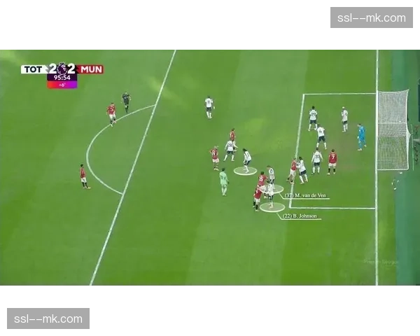 镜头聚焦：毕尔巴鄂中卫帕雷德斯指挥队友，在定位球防守中瞬间切换盯人