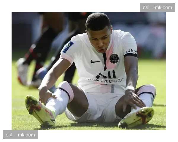 巴黎边锋姆巴佩出席商业活动，被问及“心目中最佳反击搭档”时笑而不答