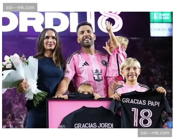 通讯：赛季主场收官战，数万巴萨球迷用掌声送别功勋老将