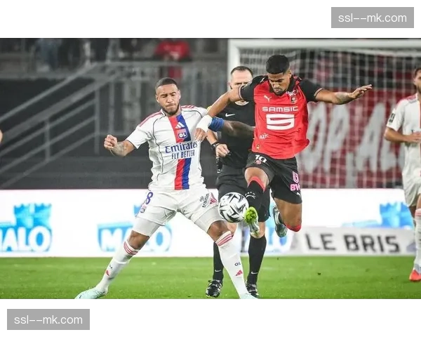 里昂1-2不敌摩纳哥，队长托利索赛后与球迷组织对话