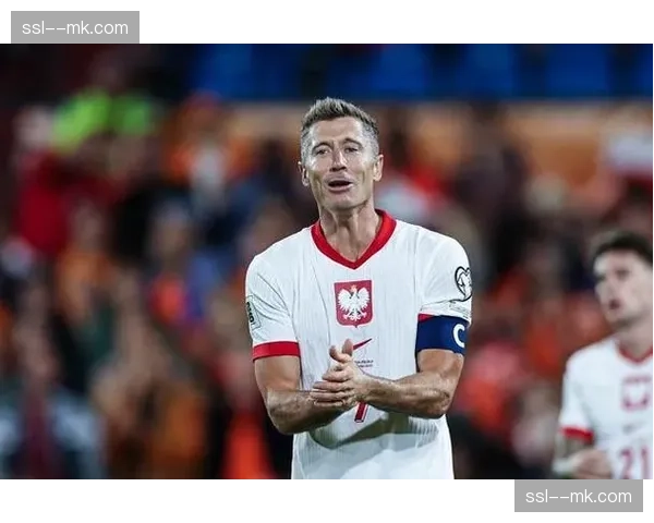 莱万多夫斯基肩部碰球入网，波兰前锋非常规方式建功